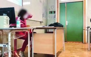 studenti scopano|Il video della Prof che si lascia toccare in classe non lede.